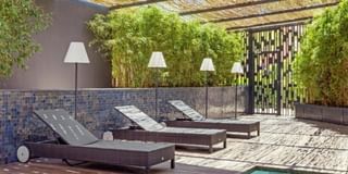 Het ligterras bij de buitenpool