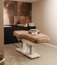 House of Glow, Die Niederlande