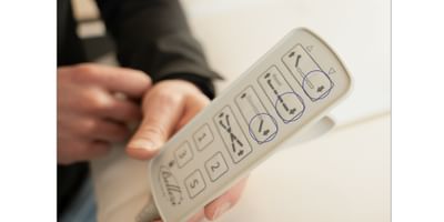 1c. | All functions must be set to the 0 position. This means that the three functions on the top row need to go down until the lowest position is reached. Once all positions are in the 0 position, the bed should work again.