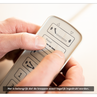 1b | Je kunt de stoel resetten door de pijltjes op de tweede rij van boven tegelijkertijd in te drukken totdat de onderbroken pieptoon vanzelf stopt; dit duurt ongeveer 6 seconde.