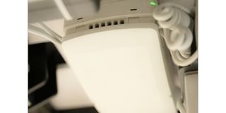 Controleer of de controlebox werkt door te kijken of het groene lampje brandt. Brandt het niet? Volg 2d. Brandt het wel? Volg 2e.