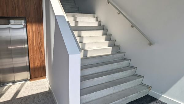 Ingang met Trap en Lift