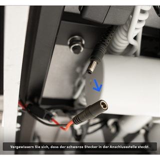 3d. | Wenn das Licht leuchtet, prüfen Sie, ob der schwarze Stecker richtig angeschlossen ist. Er muss in den roten Anschluss gesteckt sein. Wenn es noch immer nicht funktioniert, füllen Sie bitte das untenstehende Formular aus.