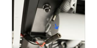 3c. | If the light does light up, check that the black plug is properly fitted. It must be inserted in the red connector. If it still doesn't work, please fill in the form below.