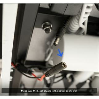 3d. | If the light does light up, check that the black plug is properly fitted. It must be inserted in the red connector. If it still doesn't work, please fill in the form below.