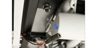 3c. | If the light does light up, check that the black plug is properly fitted. It must be inserted in the red connector. If it still doesn't work, please fill in the form below.