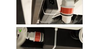 3d. Leuchtet es nicht? Folgen Sie Schritt 3e. Wenn das Licht leuchtet, prüfen Sie, ob das Stromkabel richtig im Adapter steckt. Drücken Sie es fest hinein. Wenn dies nicht funktioniert, füllen Sie bitte das Serviceformular aus.