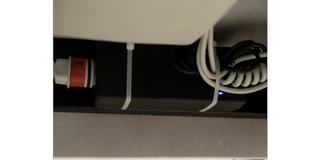 3a. | Prüfen Sie unter der Matratze, ob das blaue Licht am Adapter leuchtet. Leuchtet es nicht? Folgen Sie 3b. Leuchtet es? Folgen Sie 3c.