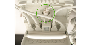 2d. | Brandt het lampje, maar werkt de stoel niet? Maak de controle box open en duw de kabel stevig aan.