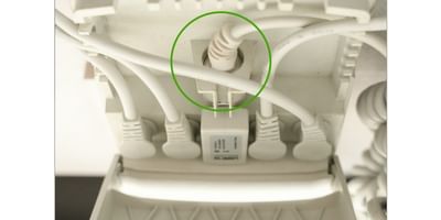 2e | Is the light on but the bed not working? Open the control box and push the cable firmly.