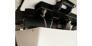 3c. | Überprüfen Sie unter der Matratze, ob das blaue Licht am Adapter leuchtet. Leuchtet es? Folgen Sie Schritt