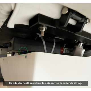 3d. |  Controleer onder het matras of het blauwe lampje op de adapter werkt. Brandt het wel? Volg 3e. Brandt het niet? Volg 3f.
