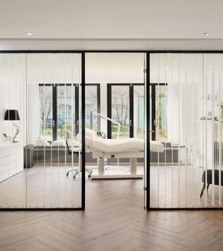 Which white facial bed  fits my treatment room?